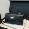 Coleção Outono 2026: Bolsa quadrada pequena elegante e sofisticada, com padrão trançado, minimalista e versátil, perfeita para usar no ombro, na transversal ou na mão.