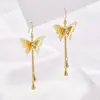 Diseño de moda de alta gama Pendientes de borla de mariposa dorada joyería estilo dama textura artística elegante pendientes en línea