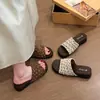 Pantuflas casuales para exteriores estilo coreano 2026 para mujer, con diseño de lunares, adecuadas para ir de compras, salidas a la playa y uso diario.