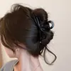 Grampo de Cabelo Grande de Couro Versátil Vintage Presilha para Cabelo de Disco na Parte de Trás Elegante para Mulheres Design de Nicho Clipe de Tubarão
