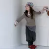 Conjunto de Duas Peças Versátil Estilo Coreano para Meninas Camiseta de Manga Longa Falsa 2026 Outono Calça Casual Elegante para Meninas com Barra de Babados e Punho Dobrado