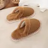 Pantuflas infantiles 2026 otoño e invierno nuevas de moda, pantuflas versátiles para padres e hijos, pantuflas de interior cálidas y acogedoras con cubierta peluda en la punta