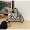 Bolsa Quadrada Pequena Acolchoada com Corrente e Diamantes, Design Nicho Coreano Simples e Moderno, Nova 2026, Cor Sólida, Ombro Único, Transversal, de Mão
