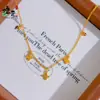 Tienda de Oro Mismo Estilo Cuenta Lisa Suerte Hielo Triturado Trébol de Cuatro Hojas Collar para Mujer, Cadena para Clavícula de Lujo Ligero Nicho Gama Alta