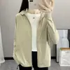 Chaqueta de Verano 2025 Nueva para Mujer con Protección Solar, Resistente a los Rayos UV, Capucha Desmontable, Ligera, Fresca y Transpirable, UPF50+