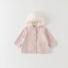 Jaqueta corta-vento fofa para meninas, estilo novo de primavera, top com capuz e retalhos de renda para bebê, categoria de vestuário infantil a