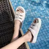 Sandálias Confortáveis Slip-On de Solado Grosso para Uso Externo da Moda Verão 2025 Novas Leves Estilo Chanel Chinelos Antiderrapantes para Casa Banheiro