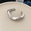 Pulseira Aberta Metálica Ondulada Brilhante Europeia e Americana, Fashion e Versátil, Pulseira Elegante, Joia de Design Exclusivo para Mulheres