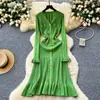 Vestido Estilo Tweed para Mujer Otoño e Invierno Versátil Gama Alta Cuello en V Hebilla Metálica Verde Aspecto Adelgazante Falda de Punto Fruncida