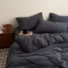 Un juego de ropa de cama de invierno de cuatro piezas con forro de felpa, que incluye una funda de edredón de terciopelo de leche engrosada, una sábana de felpa y una funda de edredón, adecuado para dormitorios de estudiantes