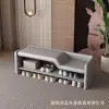 Banqueta gris minimalista italiana con zapatero de niveles de estilo abierto y asiento tapizado, una banqueta multifuncional para la entrada