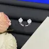 Pendientes de Botón con Letras de Diseñador de Alta Gama Réplica Europeos y Americanos Transfronterizos 2025 para Mujer, Pendientes de Trébol de Cuatro Hojas en Forma de Diamante al por Mayor