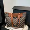 Bolso tote de diseño de nicho moderno europeo y americano para mujer, nuevo bolso de hombro de gran capacidad 2026, bolso casual para el antebrazo