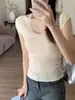 Camiseta rosa de punto de manga corta con cuello en U, con un sutil toque de dulzura y picardía, top texturizado, ajustado, que revela la clavícula, verano 2026