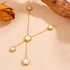 Set Retro de Flor de Cinco Pétalos Más Vendido Transfronterizo para Mujeres, Elegante y de Moda Collar de Acero de Titanio con Flor de Cinco Pétalos, Lujo Ligero y Que No Se Desvanece al por Mayor