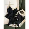 Conjunto de Pijama Versátil de Renda Floral Escura com Decote V para Mulheres - Estilo Verão, Alças Finas, Shorts, com Sutiã Embutido, Conjunto Confortável para Relaxar