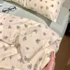 Juego de tres piezas de hilo de algodón de doble capa estilo Ins Una funda de almohada floral de gasa de algodón puro respetuosa con la piel un par de sábanas de color sólido