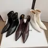 Botas de Cano Curto Apontadas Estilo Francês Salto Baixo Emagrecimento Botas Fashion Botas Femininas 2026 Outono/Inverno Novas Botas Curtas Retro com Aumento Oculto de Altura