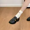 Mocasines estilo británico para mujer con hebilla de metal, nueva colección otoño 2026, versátiles y adecuados para el trabajo, con cierre de velcro, en un estilo clásico "old money", zapatos pequeños de piel