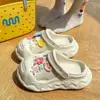 Zuecos de estudiante de suela gruesa, que aumentan la altura, lindos, resistentes al olor, sandalias para mujer, adecuadas para usar al aire libre, con corazones de caricatura, antideslizantes, para uso en casa y al aire libre, para niñas