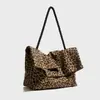 Bolso de Hombro Grande de Lona con Estampado de Leopardo Vintage, Bolso Cruzado para Viajes Diarios con Solapa Suave de Felpa, Bolso Personalizable