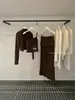 Colección Otoño 2026: Conjunto casual de tres piezas para mujer de alta gama con pantalones anchos en color negro y café, que incluye una chaqueta elegante y sencilla y un top de tirantes.