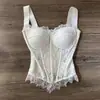 Top de renda branco para o verão com um design puro e sedutor, acinturado e emagrecedor, sem alças e com alças finas