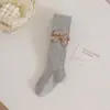 Leggings para niños 2026 primavera y otoño nuevo estilo pantimedias para niñas con rayas finas y lazo, calcetines para bebé de PP grande al por mayor