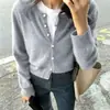 Novo cardigã de botões slim-fit retrô europeu e americano para o início do outono, com design descontraído e estiloso, gola redonda e mangas compridas, um top de tricô moderno para mulheres