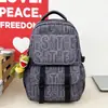 Mochila con Graffiti de Letras en Tono Gris, Estilo Urbano, Soleada y Elegante, para Estudiantes de Secundaria y Preparatoria, Resistente y Duradera, Mochila con Múltiples Compartimentos