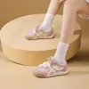 Tênis de treino alemães versáteis com cadarço retrô para mulheres, novos tênis casuais brancos de outono de 2026, sapatos femininos populares planos antiderrapantes