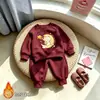 Conjunto de moletom com estampa de estrelas e urso de desenho animado para crianças e bebês, forrado com fleece e quentinho, com calça jogger, adequado para meninos e meninas, roupas de outono e inverno para crianças
