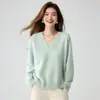 Suéter de punto grueso con diseño floral y cuello en V, diseñado para otoño e invierno, con un corte relajado y holgado, y hecho con una mezcla de hilo y cachemira.