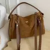 Bolsas Femininas 2025 Outono e Inverno Novas Bolsas Tote Estilo Europeu e Americano Bolsas Femininas Transfronteiriças Bolsa de Ombro Único Transversal Bolsa Grande de Camurça