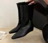 Boca de sino, acabamento fosco, bico fino, estilo western retrô, novas botas curtas de superfície macia para mulheres, botas de salto bloco 2026, outono e inverno