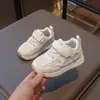 Zapatos para bebé 2026 primavera y otoño nuevos zapatos deportivos para niños zapatos casuales resistentes al desgaste versátiles para niñas con velcro zapatos para caminar