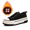Zapatillas blancas cálidas 2025 nuevo modelo de invierno para mujer, zapatillas de felpa con suela gruesa, zapatos planos para mujer, zapatos casuales versátiles para mujer