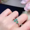 Anillo de Esmeralda Natural con Alta Claridad y Color de Fuego Completo. El tamaño de la piedra principal es de aproximadamente 3*5 mm. Plata de Ley 925 Incrustada con Precisión