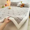 2025 Nuevo Protector de Cama Acolchado Estampado de Terciopelo de Leche Relleno de Tela de Alto Peso Base Engrosada Bolsa Ensanchada