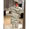 Pijama de forro polar coral para mujer, diseño dulce y retro a rayas, engrosado para abrigar, adecuado para otoño e invierno, se puede usar como bata o ropa de estar