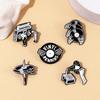Estilo Blanco y Negro Música Radio Retro Disco Calavera Creativa Mano Disco Accesorios Pin de Solapa Insignia de Metal Ropa