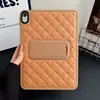 Funda Protectora para Tableta iPad 11ª Generación Air7/8 Estilo Pequeño Fragante Patrón de Cuero Rombo con Soporte Integrado Funda Suave de Silicona