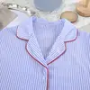 Conjunto de pijama listrado plus size de algodão puro com mangas compridas e calças compridas, solto, 2026, outono europeu e americano, atacado, nova roupa de casa para mulheres