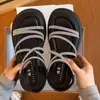 Sandálias Romanas de Solado Grosso Estilo High-End para Mulheres Combinarem com Saias, Sandálias de Moda Super Populares e Bonitas para Mulheres na Primavera e Verão de 2025