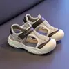 Sandalias casuales de malla para niños, nuevo estilo de verano 2025, sandalias transpirables caladas para niñas, sandalias antideslizantes de suela suave para niños