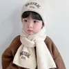 Conjunto de Bufanda y Gorro de Punto Estilo Coreano para Niños, Set de 2 Piezas para Niños y Niñas, Letras Bordadas, Color Sólido, Gorro de Bebé Versátil para Invierno