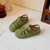 Sapatos Infantis 2025 Verão Novo Estilo Sandálias Femininas Vazadas de Solado Macio com Biqueira Fechada Sapatos Individuais Masculinos Casuais Versáteis Birkenstock