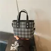 Bolsa de mão xadrez de comércio exterior para mulheres, nova bolsa tote da moda 2026, bolsa de ombro transversal tipo balde para o dia a dia