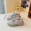 Zapatillas gruesas de moda para niñas, nueva colección primavera/otoño 2026, zapatillas deportivas de malla transpirable, zapatillas de correr ligeras rosas para niñas