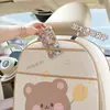 El protector de respaldo de asiento de coche Blue Rain, con un lindo diseño de oso de dibujos animados, es un organizador para el asiento trasero del coche que protege contra la suciedad y las patadas